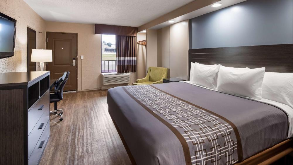 King Room - Non-Smoking interior