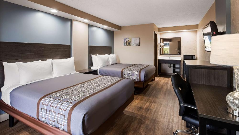 Queen Room with Two Queen Beds - Non-Smoking interior